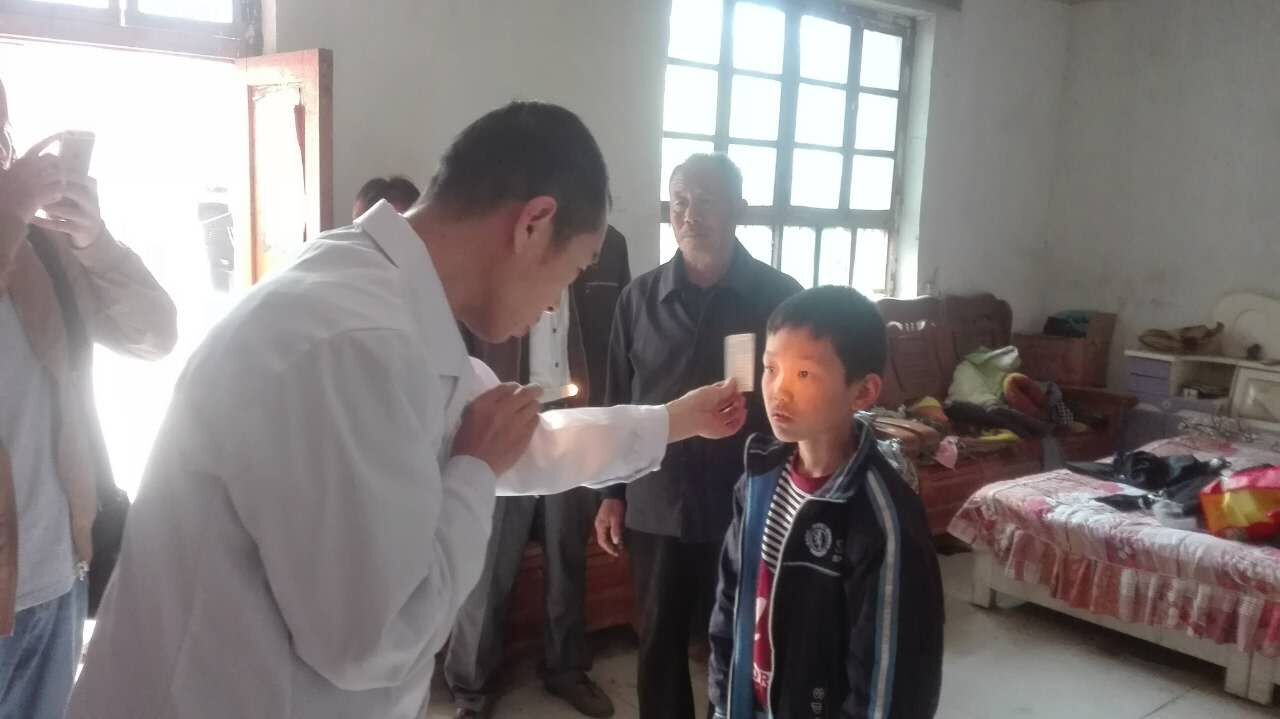 如果我能看清，就能有效牽住你的手