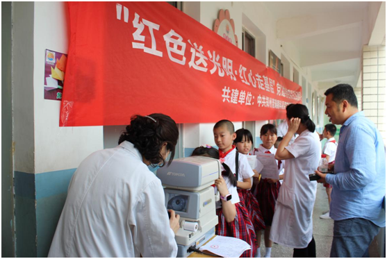 鄭州普瑞眼科醫(yī)院視力健康教育活動走進(jìn)鄭州市緯五路二小