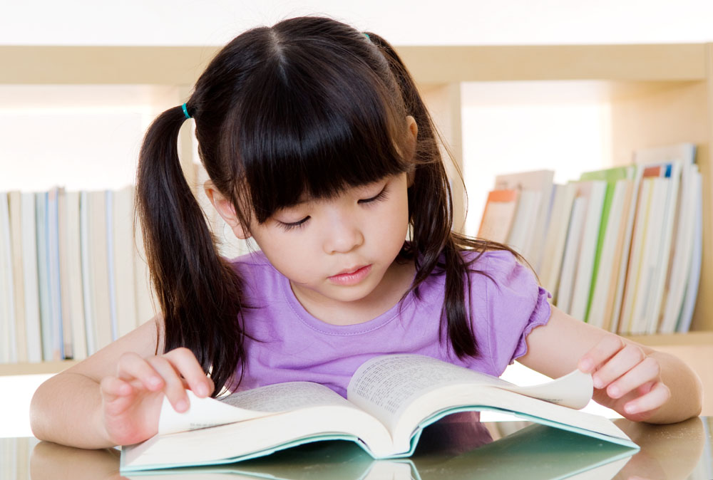孩子看書離得近，這是近視嗎？