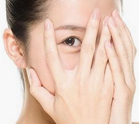 讀懂眼睛發(fā)出的4大信號(hào)，避免健康亮紅燈！