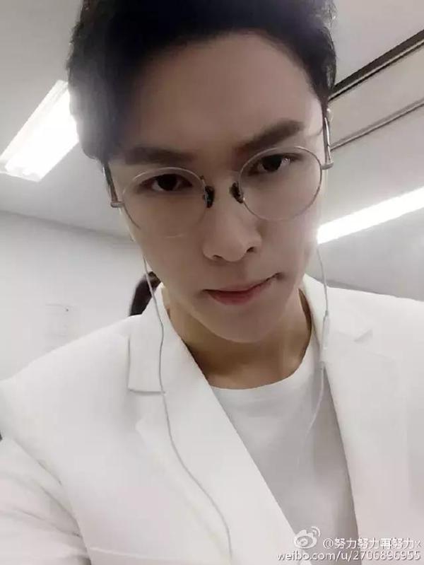鹿晗李易峰楊洋張藝興，愛豆“眼鏡殺”誰更好看？