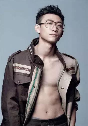 鹿晗李易峰楊洋張藝興，愛豆“眼鏡殺”誰更好看？