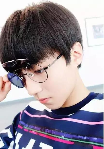 鹿晗李易峰楊洋張藝興，愛豆“眼鏡殺”誰更好看？